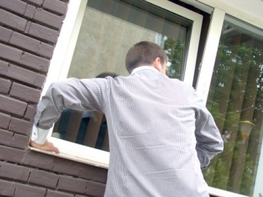 Individul care a spart un apartament pe Lăpuşeanu a fost arestat